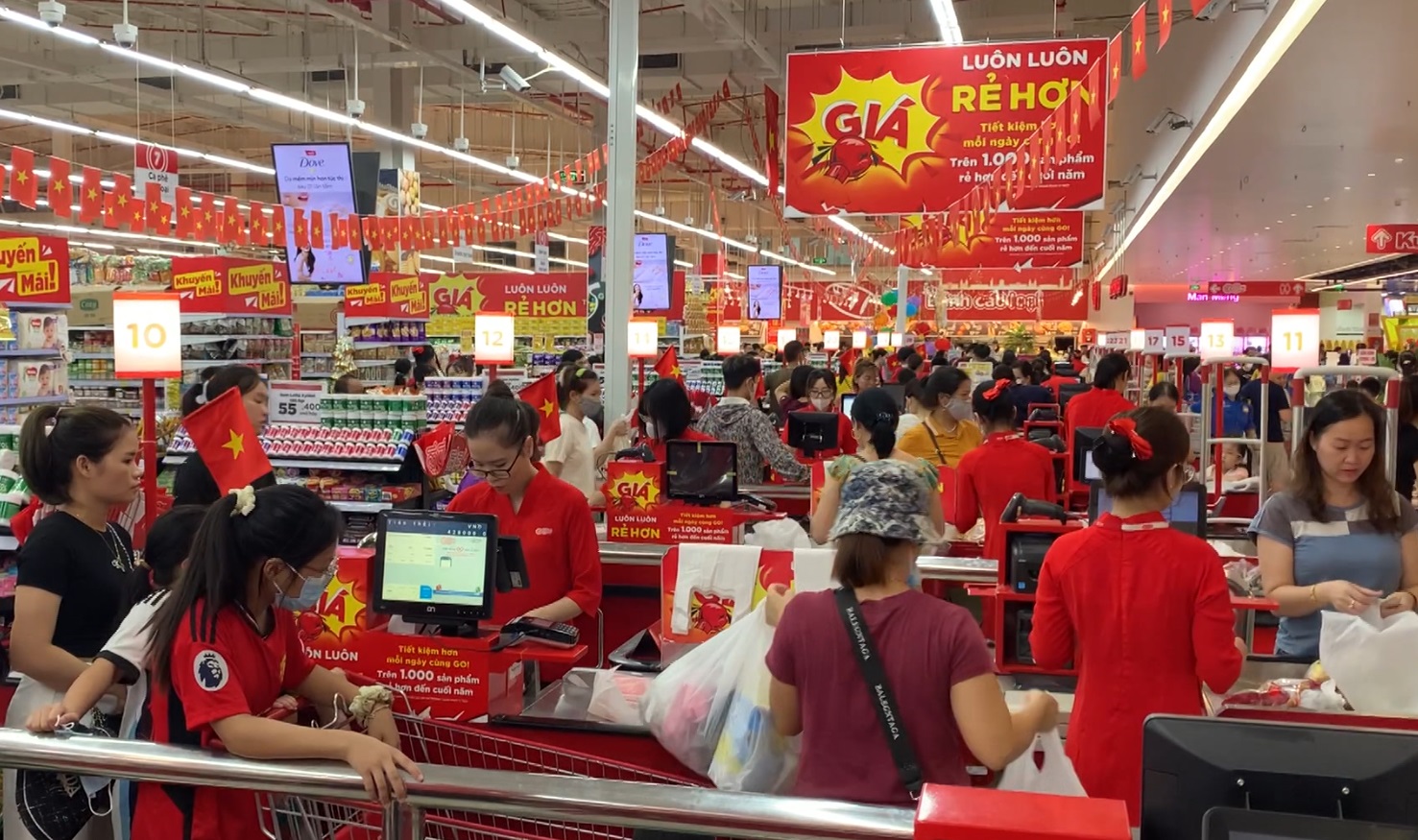 Lượng khách mua sắm tại các siêu thị lớn dịp nghỉ lễ tăng 4-5 lần ngày thường